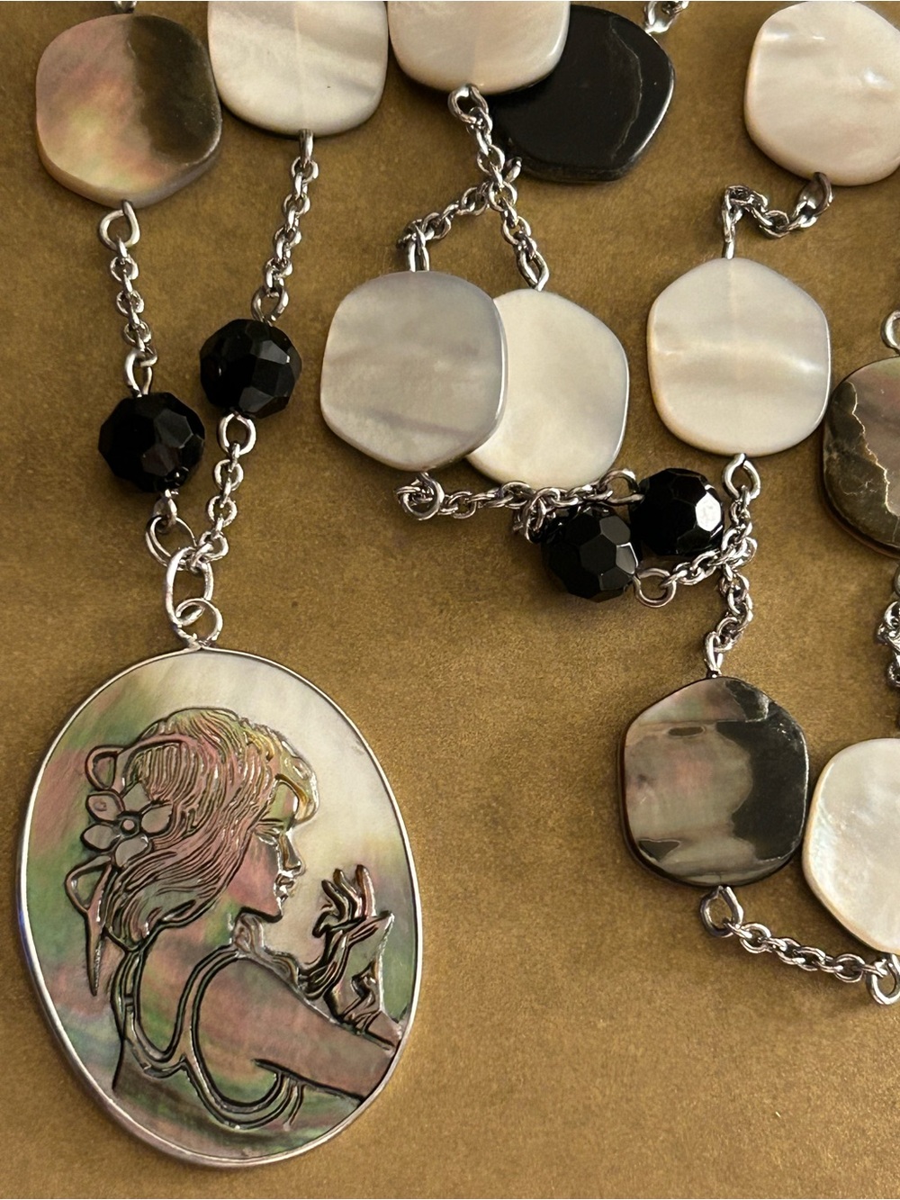 NWOT Necklace Cameo Girl & Rabbit carved Abalone Shell, Mother Of Pearl beads
